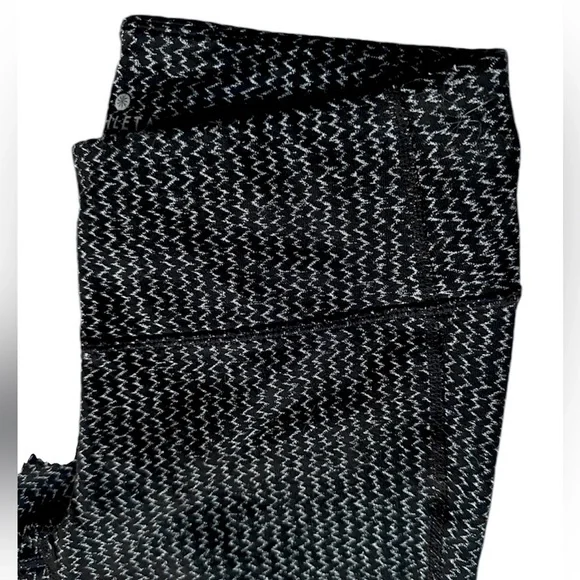 Athleta Yoga Pants / Work Out Pants Size Small Black W Gray Zigzag Hidden Pocket - Picture 2 of 11